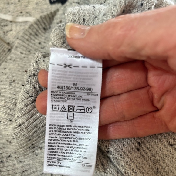 Gap Textured V-Neck Sweater in White and Black Size Medium - Picture 5 of 5